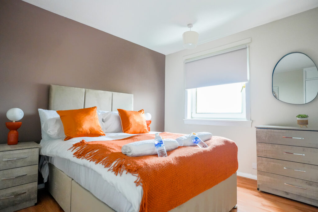 Spacious Bedroom in a flexible 1 month rentals apartment in Livingston