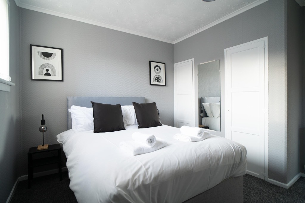 king size bedroom in Fully Furnished Short Term Rental Properties in Shotts
