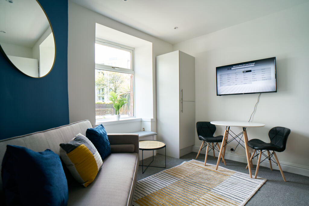 Flexible 1 Month Rentals in Shotts living room